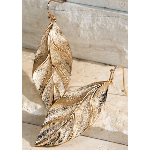 NWT Textured Leaf Dangle Earrings Gold Tone - Picture 1 of 8